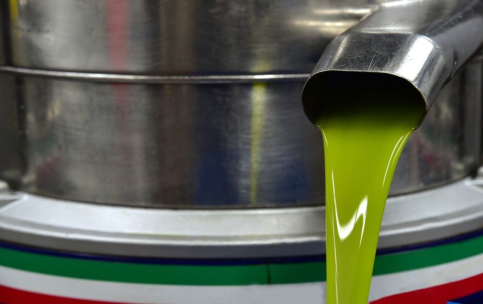 Производство оливкового масла. Оливковое масло в центрифуге.