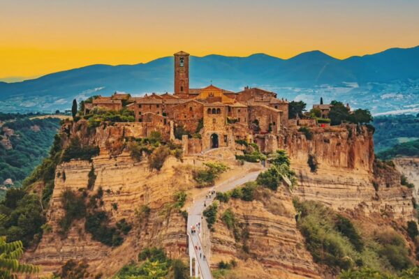 Civita di Bagnoregio, il borgo sospeso tra la terra e il cielo - Italian Traditions